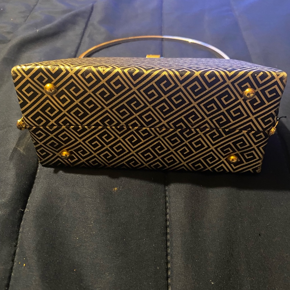 Elegant Gold and Black Geometric Handbag - Picture 3 of 7